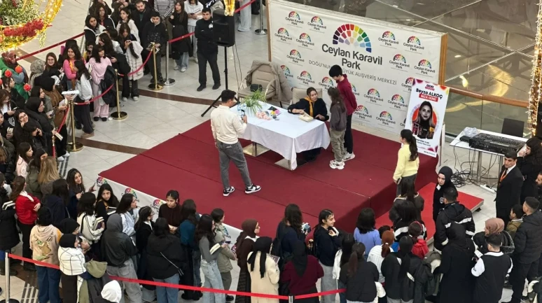 ceylan Karavil Park AVM’de Beyza Alkoç imza günü yoğun ilgi gördü
