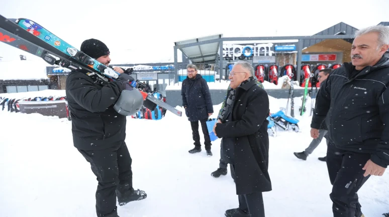 Kayseri'de Büyükkılıç Erciyes Kayak Merkezi'ndeki yoğun ilgiyi değerlendirdi
