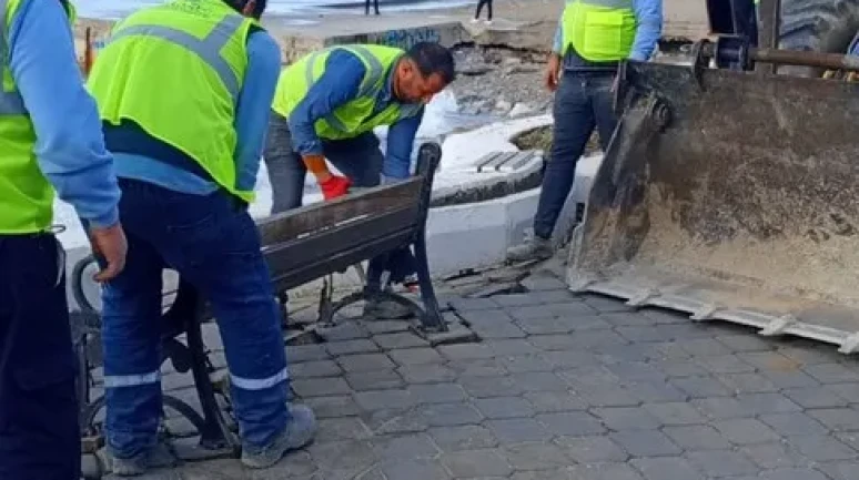 Kuşadası sahil şeridinde dalga hasarları için onarım çalışmaları başlatıldı