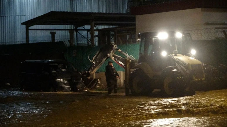 Çanakkale'de kepez çayı'nda mahsur kalan araç iş makinasıyla kurtarıldı