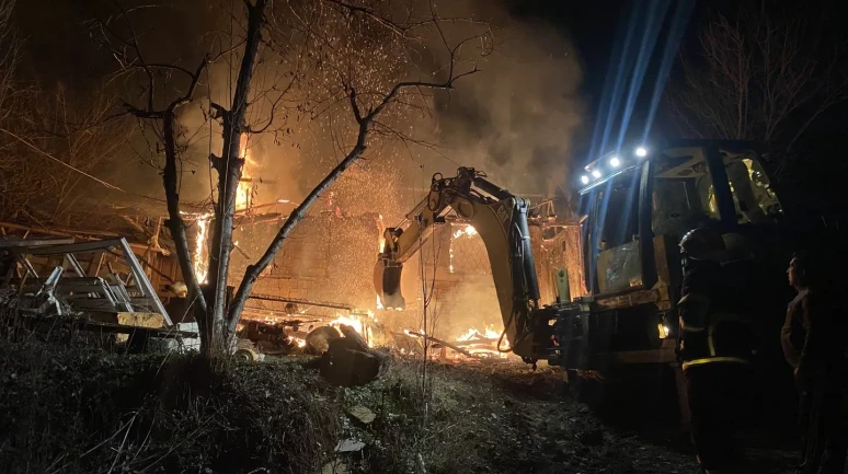 Çorum'un Laçin ilçesinde çıkan yangın ev ve depoyu kullanılamaz hale getirdi