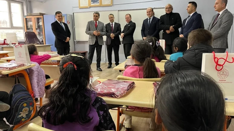 Kırşehir'de 45 bin 941 öğrenci karne heyecanı yaşayarak yarıyıl tatiline başladı