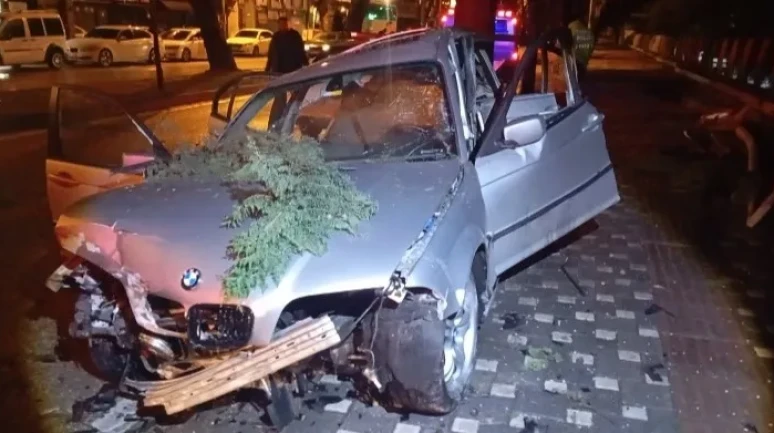 Bursa’da kontrolden çıkan otomobil kaldırıma ve ağaca çarptı, 2 kişi ağır yaralandı