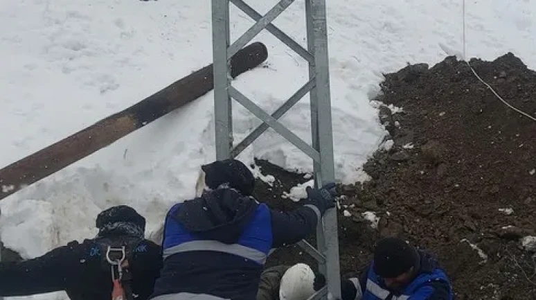 Çüngüş’te kar yağışı nedeniyle devrilen elektrik direkleri onarıldı