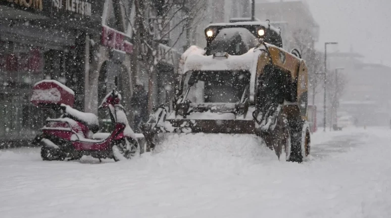 düzce belediyesi karla mücadele çalışmalarını yoğun şekilde sürdürüyor