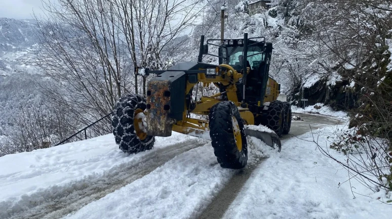 Trabzon'da kar yağışı nedeniyle kapanan 34 mahalle yolu ulaşıma açılıyor