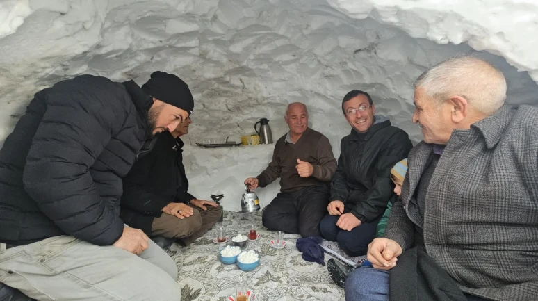 Adilcevaz’da esnaf biriken kardan çay evi yaptı