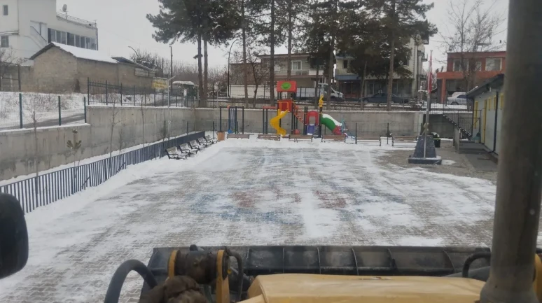 Battalgazi Belediyesi okul bahçelerinde kar temizliği çalışması yaptı