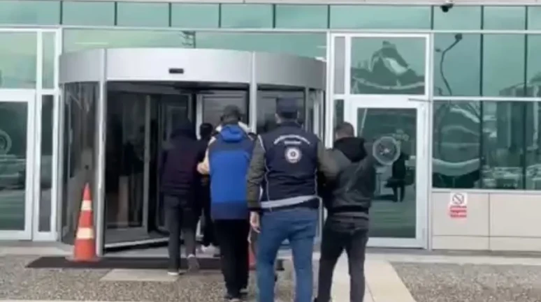 1. "Bolu'da göçmen kaçakçılığı operasyonunda 5 kişi tutuklandı" 2. "Bolu'da göçmen kaçakçılığı yapan