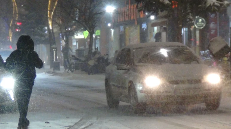 Kars'ta kar ve tipi nedeniyle 89 köy yolu ulaşıma kapandı