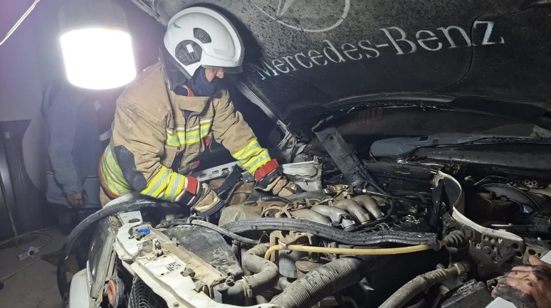 Samandağ’da park halindeki Mercedes Benz alev aldı, itfaiye müdahale etti