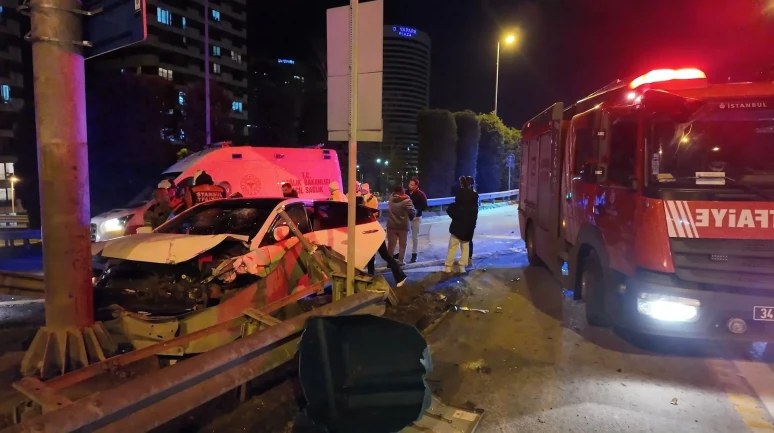 Ümraniye'de alkollü sürücünün kullandığı otomobil bariyerlere saplandı: 2 yaralı