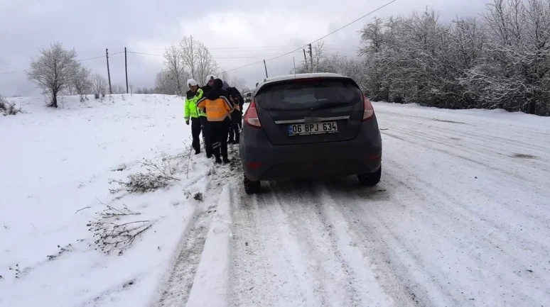 Göynük’te çalışan sağlık personelini taşıyan araç Mudurnu’da kaza yaptı