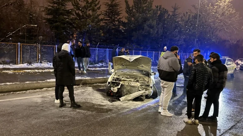 Kayseri’de sürücünün direksiyon hakimiyetini kaybettiği otomobil refüjden uçarak pert oldu