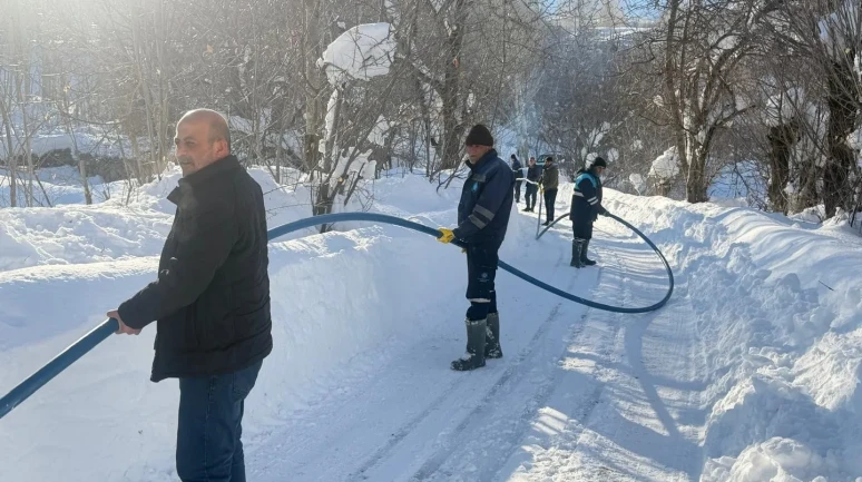 hakkari'de su arıza ekibi 1,5 metre karı aşarak arızaya ulaştı