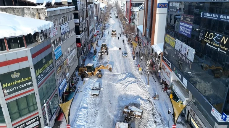 Bingöl'de kar yağışının durmasının ardından temizlik çalışmaları hızlandı
