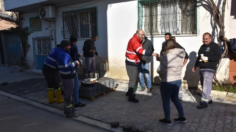 Germencik'te belediye başkanı Zencirci soğuk havada çalışan işçilere çay götürdü