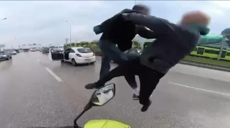 Bursa'da yol verme tartışması sonrası uçan tekmelerle kavga eden iki sürücüye ceza kesildi