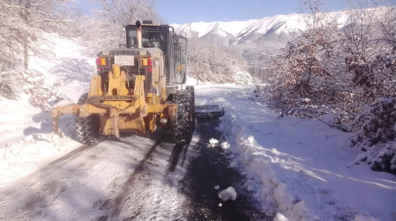 Bursa'da kar yağışı nedeniyle belediye ekipleri gece boyunca çalıştı
