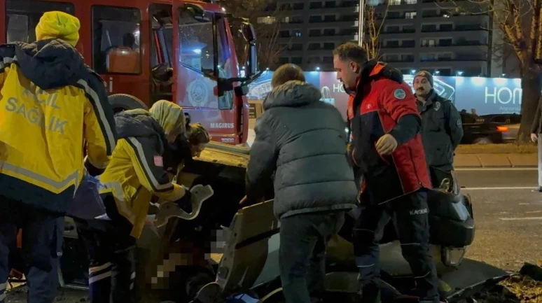 Kayseri'de takla atan otomobilde sıkışan arkadaşını kurtarılana kadar yalnız bırakmadı