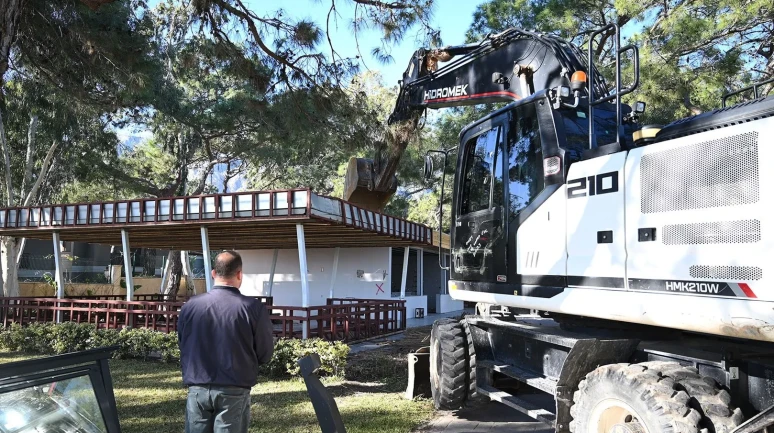 Kemer’de kaçak yapıların yıkımına kararlılıkla devam ediliyor