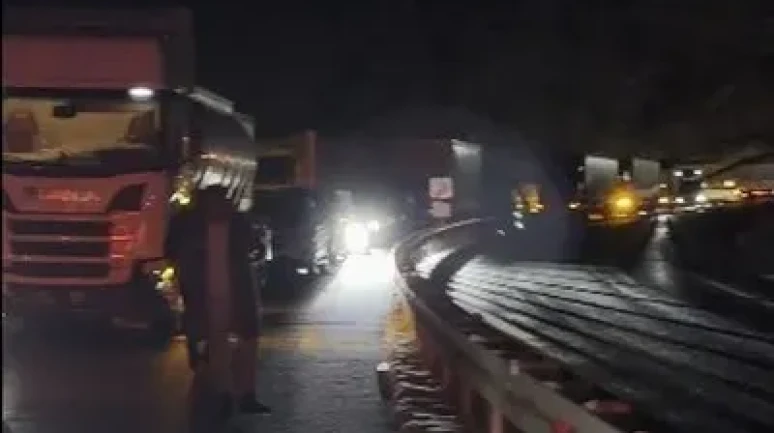 Bitlis'te kapanan yollarda araç kuyrukları oluştu