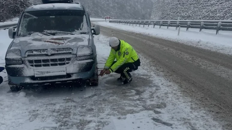Zonguldak'ta 198 köy yolunu açmak için ekipler yoğun mesai yapıyor