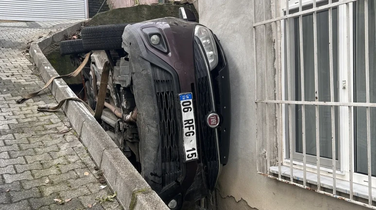 Üsküdar'da vitesi boşta kalan araç kontrolden çıkarak evin bahçesine düştü