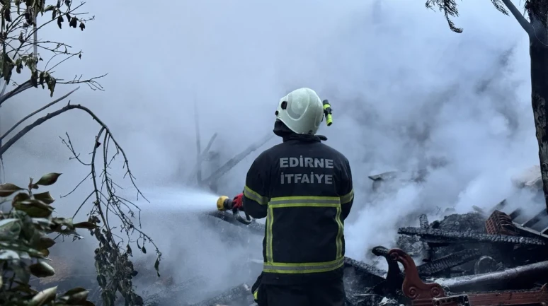 Edirne’de kömür deposundan sıçrayan yangın itfaiye tarafından söndürüldü