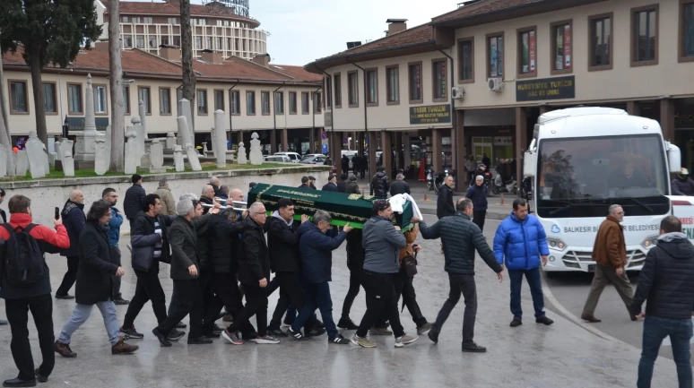 Balıkesir'de usta fotoğraf sanatçısı Sadri Varol gözyaşları ile son yolculuğuna uğurlandı