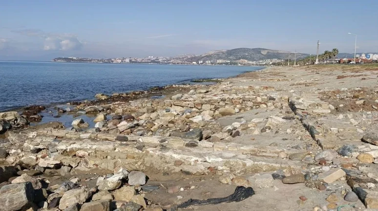 Kuşadası’nda fırtına sonrası kilise ve mezarlar ortaya çıktı