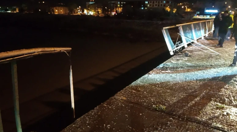 Zonguldak'ta köprü korkuluklarında asılı kalan cip nehre düşmekten son anda kurtuldu