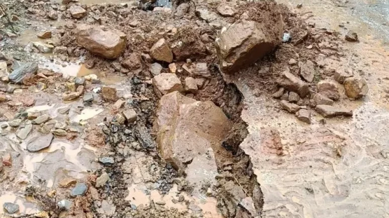 Aydın’da yoğun yağış sonrası istinat duvarı çöktü yollarda çukurlar oluştu