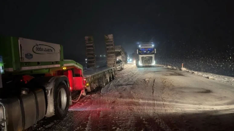 Şanlıurfa'da yoğun kar yağışı nedeniyle D-400 karayolu kapandı, polis ve jandarma yolda kalan