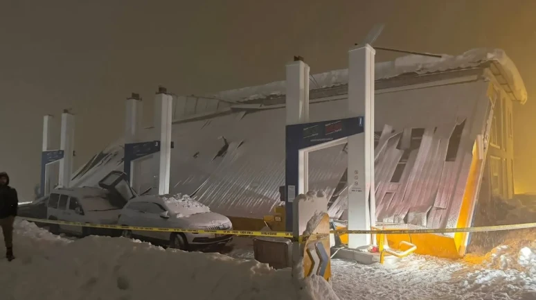 Hakkari'nin Derecik ilçesinde yoğun kar yağışı nedeniyle akaryakıt istasyonunun çatısı çöktü