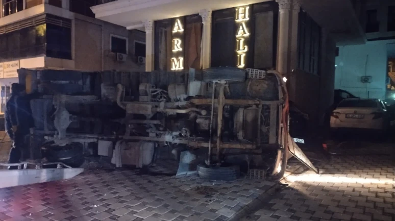 Maltepe'de moloz yüklü kamyonet park halindeki otomobilin üzerine devrildi
