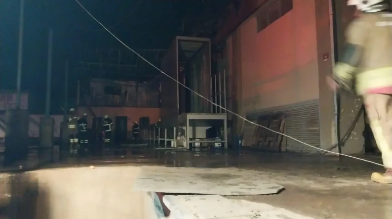 Hatay'ın Erzin ilçesinde narenciye paketleme fabrikasında çıkan yangında 1 işçi hayatını kaybetti