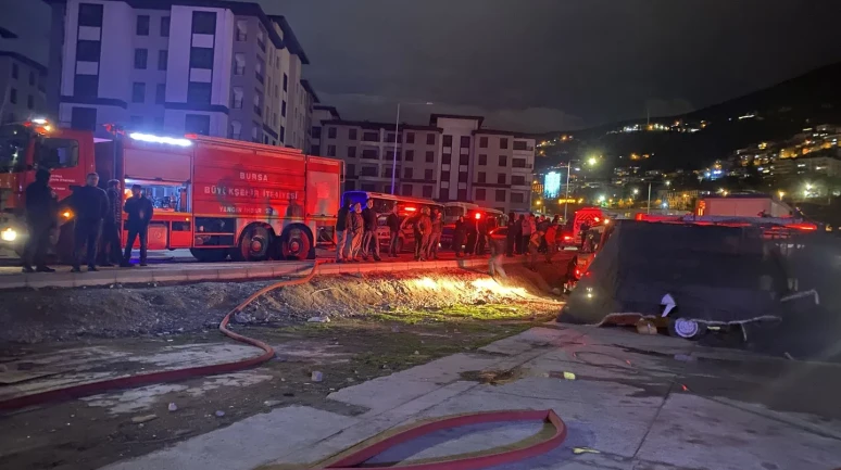 Bursa'da sobadan çıkan yangın evi küle çevirdi, 2 kişi dumandan etkilendi
