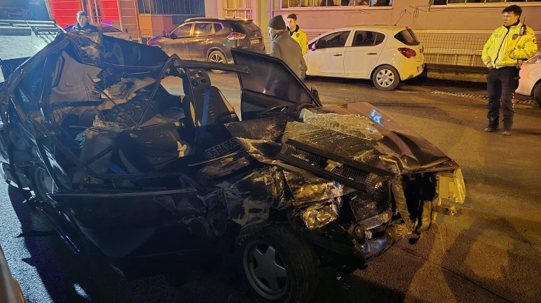 Karabük'te alkollü sürücünün otomobili tıra çarparak 1'i ağır 2 yaralı