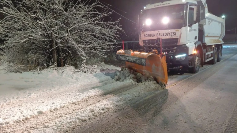 Sorgun Belediyesi ekipleri kar yağışına karşı mücadele için sahada