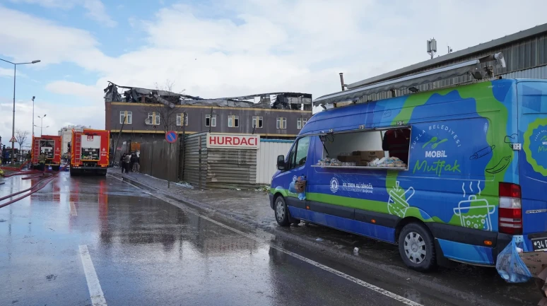 Tuzla Belediyesi yangından etkilenen vatandaşlara çorba ve çay dağıttı