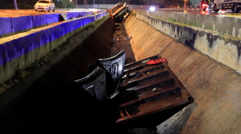 Antalya'da kaygan yolda kontrolden çıkan otomobil kanala uçtu, sürücü kazayı yara almadan atlattı