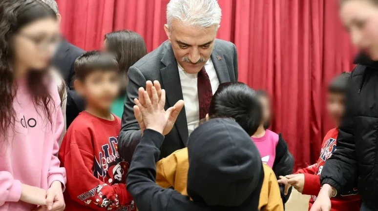 Düzce Valisi Mehmet Makas sevgi evlerinde çocuklarla bir araya geldi
