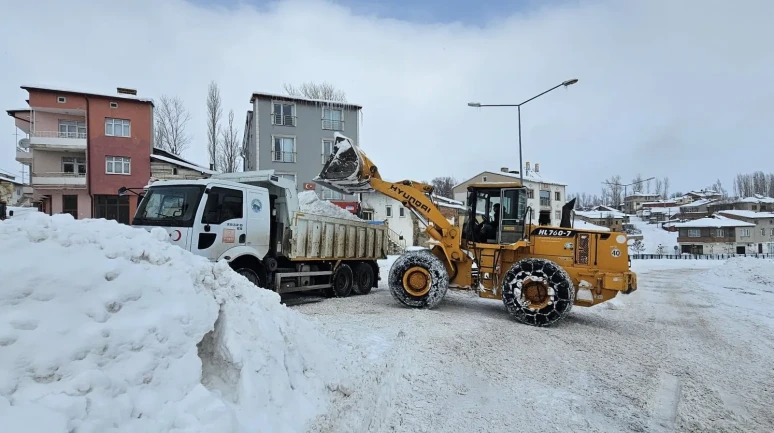 Aydıntepe’de kar küreme ve tuzlama çalışmaları devam ediyor