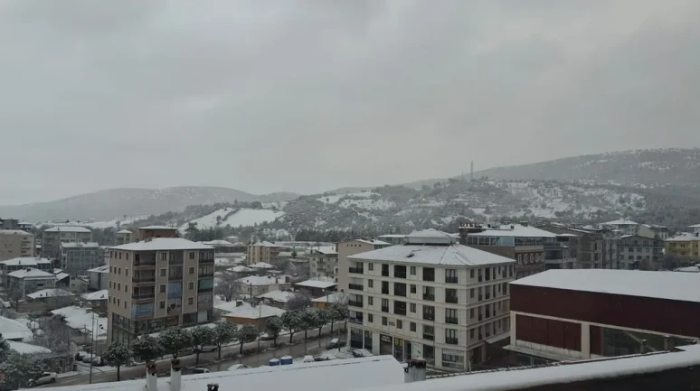 Denizli’nin Kale ilçesinde kar yağışı beyaz bir örtü oluşturdu