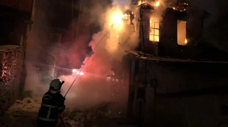 Kastamonu’da üç katlı tarihi konak yangında küle döndü