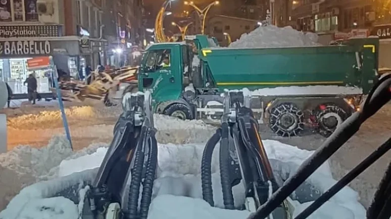 Hakkari’de kar yığınları şehir dışına taşınıyor