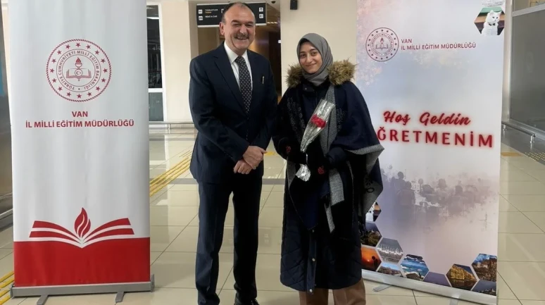 Van'a yeni atanan öğretmenler güllerle karşılandı