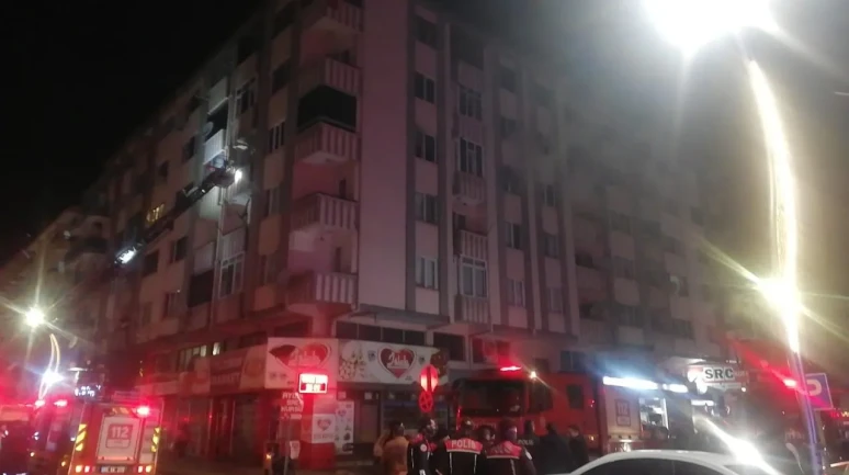 Afyonkarahisar'da apartman yangınında 5 kişi dumandan etkilendi