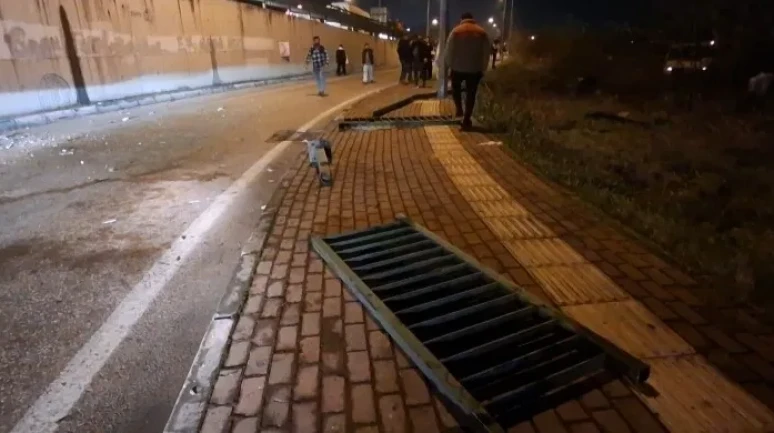 Bursa'da demir bariyerler araçların üzerine düştü
